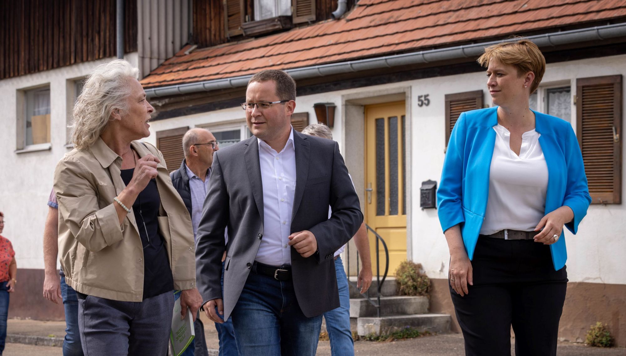 Martina Häusler besucht zusammen mit Staatssekretärin Andrea Lindlohr Unterschneidheim, Bürgermeister Johannes Joas führt sie durch die Stadt.st