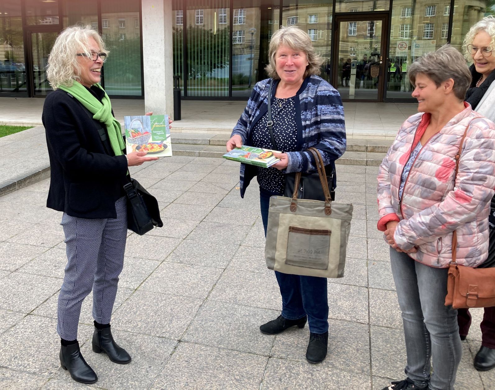 Doris Kurz, Kreisvorsitzende der Landfrauen, schenkt Martina Häusler das neue Landfrauenkochbuch. (
