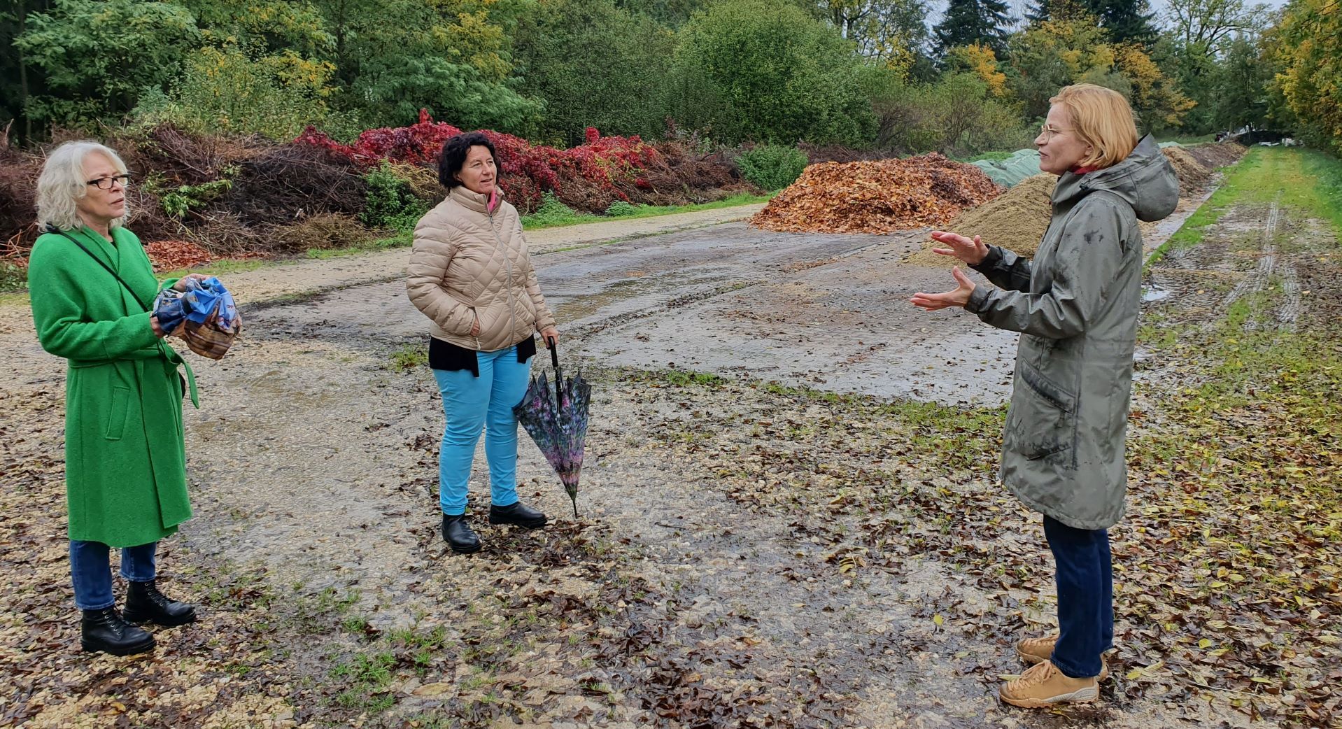 Dr. Astrid Sprenger erklärt das ausgetüftelte Kompostiersystem in den Heilpflanzengärten. (Foto: Barbara Sterner)