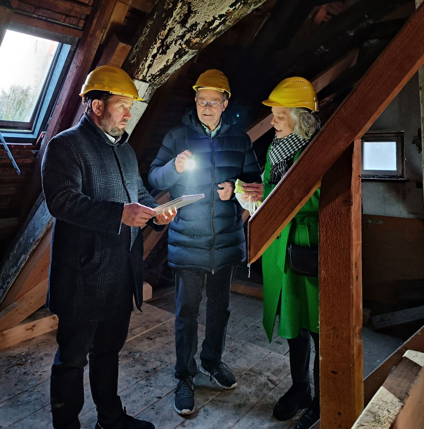 Martina Häusler und Robert Dinser (Mitte) überreichen Staatssekreatär Florian Hassler ein Buch über die alte Gmünder Synagoge. (Foto: Ella Ujhelyi) 