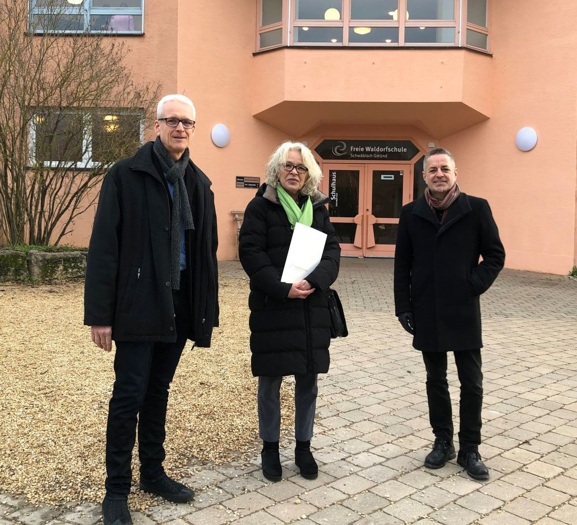 Mit  Geschäftsführer Manfred Hütter, MdL Martina Häusler und Schulleiter Dr. Jochem Pfrommer stehen vor dem Schulhaus. (Fotos: Petra Schäkel)