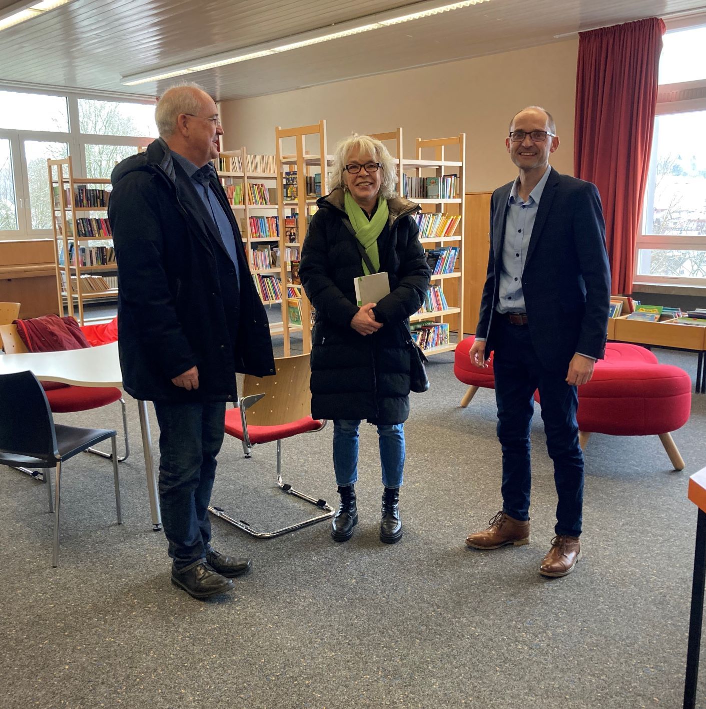 Bürgermeister Wolfgang Hofer, Martina Häusler und Schulleiter Dr. Bernd Kinzl in der Schulbibliothek.