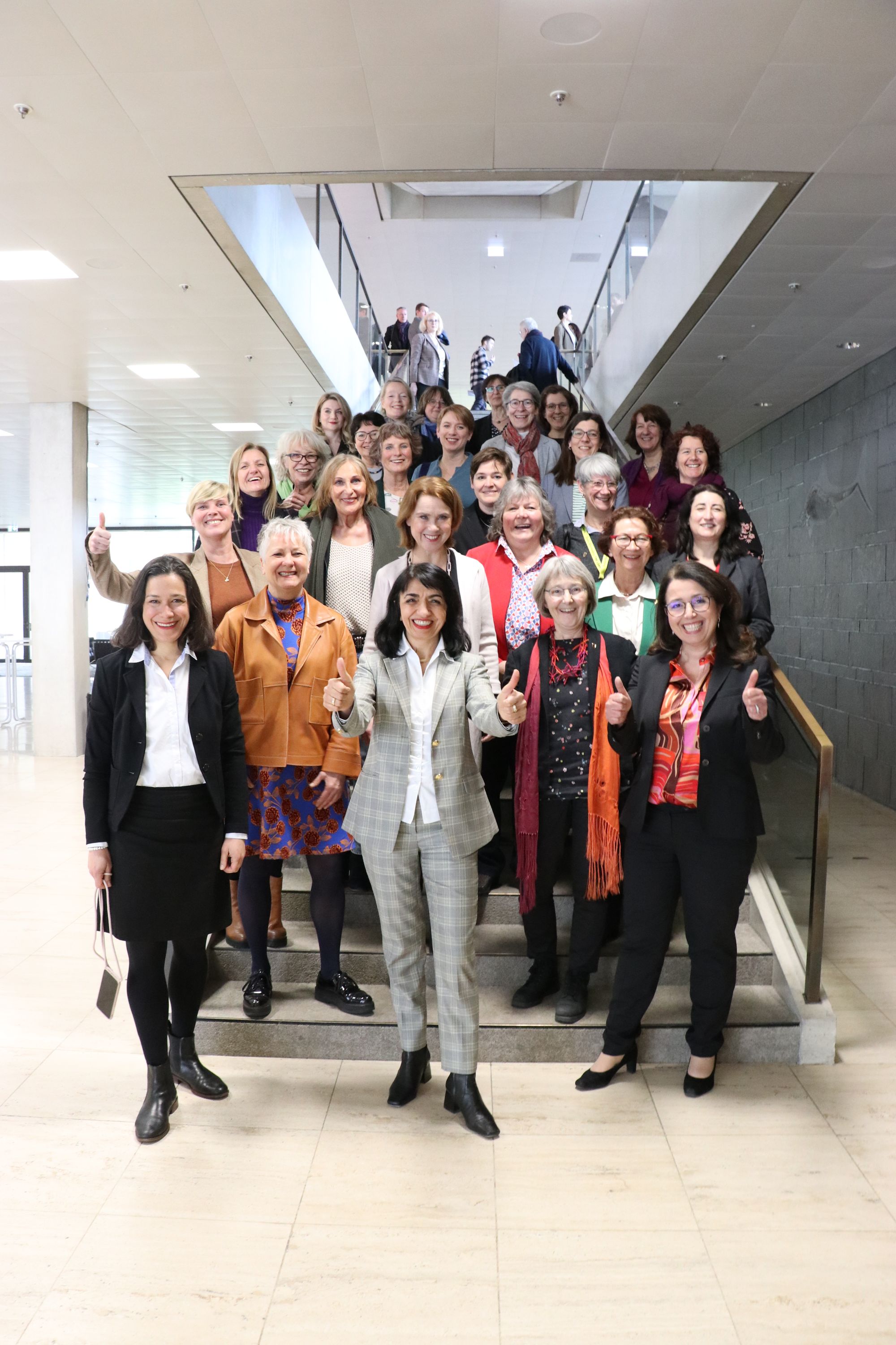 Eine Gruppe Frauen - die weiblichen Abgeordneten der Grünen Landtagsfraktion - steht auf einer Treppe.
